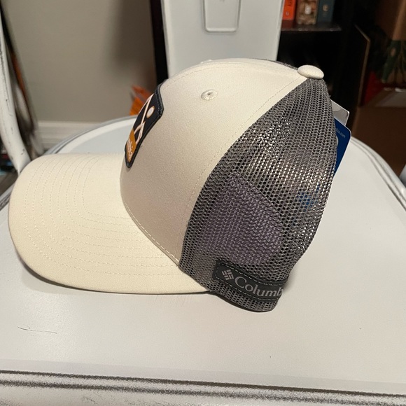 Columbia White & Gray Mesh SnapBack Hat W/ Mountain Patch. Unisex. One Size. NWT - Picture 3 of 6